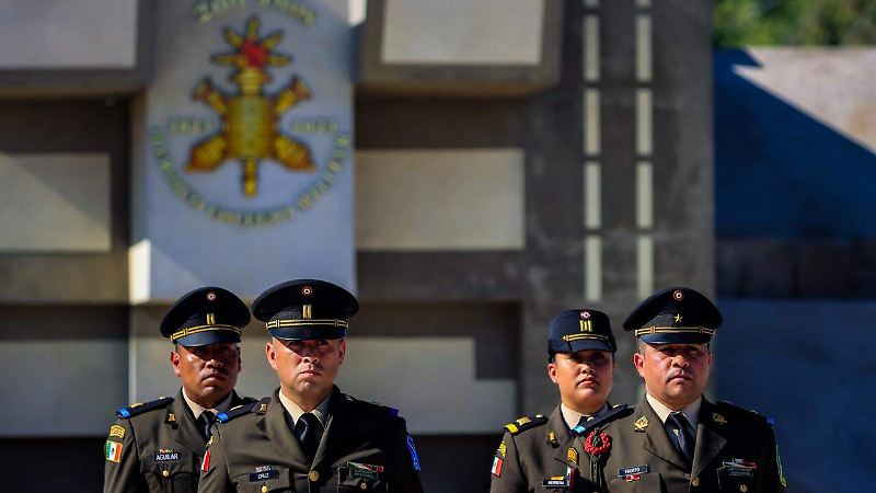 Ascienden de rango a diez militares
